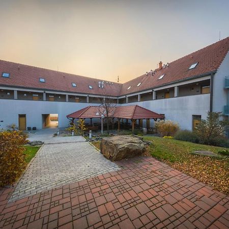 Hotel Madl Velke Bilovice Bagian luar foto